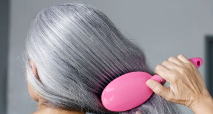 Kako prekriti sedu kosu bez farbanja: Jedan sastojak iz kuhinje ima sjajan efekat na kosu, biće i bujnija - featured image Kako prekriti sedu kosu bez farbanja: Jedan sastojak iz kuhinje ima sjajan efekat na kosu, biće i bujnija - featured image