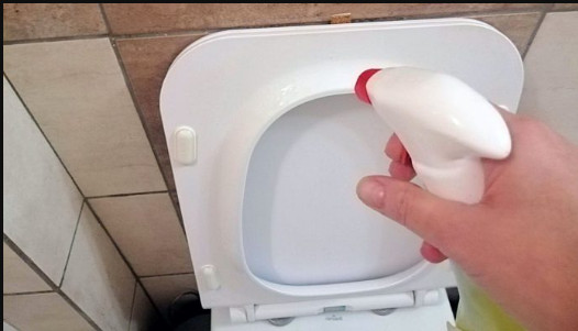 POPRSKAJTE ovo na WC dasku i zablistaće kao nova: Žute mrlje i prljavština će nestati ODMAH! - featured image