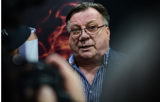 Ovo su 3 osobe sa kojima Halid Bešlić nije pričao: Prevarili ga na gnusan način, on im sve halalio i jednom rečenicom postideo - featured image Ovo su 3 osobe sa kojima Halid Bešlić nije pričao: Prevarili ga na gnusan način, on im sve halalio i jednom rečenicom postideo - featured image