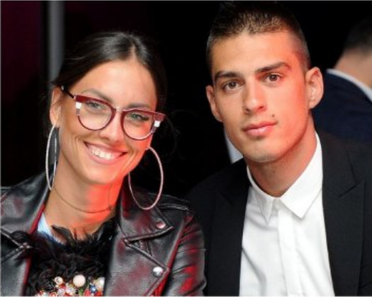 Ovo je kuća Mirke Vasiljević i Vujadina Savića: Sve puca od luksuza i elegancije, a jedan detalj u dnevnoj sobi ostavlja bez daha - featured image Ovo je kuća Mirke Vasiljević i Vujadina Savića: Sve puca od luksuza i elegancije, a jedan detalj u dnevnoj sobi ostavlja bez daha - featured image