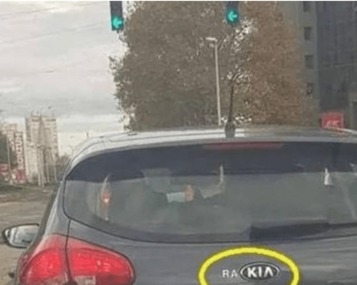 Jedan čovek je samo dodao 2 slova uz marku svog auta i nasmejao ceo Balkan do suza (foto) - featured image Jedan čovek je samo dodao 2 slova uz marku svog auta i nasmejao ceo Balkan do suza (foto) - featured image