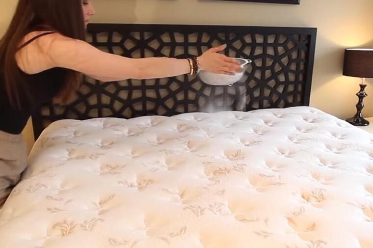 Posula sam sodu bikarbonu po krevetu i zanijemila od šoka: REZULTAT NAKON 30 MINUTA JE SVE ŠTO VAM TREBA - featured image