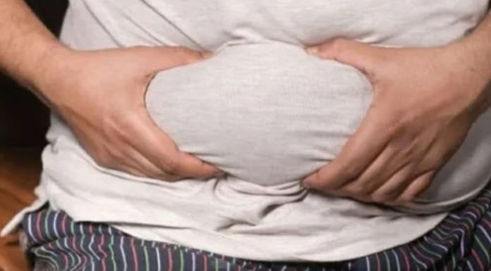 Da li i vi ovo radite čim ustanete? Najveća greška zbog koje se salo lijepi za stomak Da li i vi ovo radite čim ustanete? Najveća greška zbog koje se salo lijepi za stomak - featured image