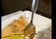 Otišao u omiljeni restoran, ono šta je pronašao u hrani zgrozilo ga FOTO Otišao u omiljeni restoran, ono šta je pronašao u hrani zgrozilo ga FOTO - featured image