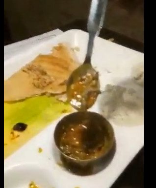 Otišao u omiljeni restoran, ono šta je pronašao u hrani zgrozilo ga FOTO Otišao u omiljeni restoran, ono šta je pronašao u hrani zgrozilo ga FOTO - featured image