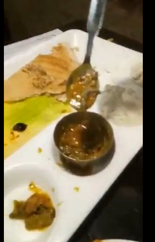 Otišao u omiljeni restoran, ono šta je pronašao u hrani zgrozilo ga FOTO - featured image Otišao u omiljeni restoran, ono šta je pronašao u hrani zgrozilo ga FOTO - featured image