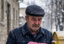 Poštar našao pismo u sandučetu na kojem je pisalo “Za tatu na nebu”: Kad je pročitao sadržaj, ceo kolektiv pošte je plakao