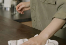 Pomiješajte omekšivač i vodu u ovoj razmjeri: Prašina bukvalno bježi od namještaja narednih 15 dana!