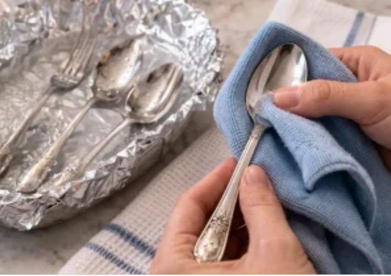 Trik s aluminijskom folijom od 5 minuta koji može učiniti da potamnjeli pribor za jelo ponovo zablista - featured image Trik s aluminijskom folijom od 5 minuta koji može učiniti da potamnjeli pribor za jelo ponovo zablista - featured image