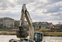 Mladenci su nestali na putu iz matične službe 1991. godine — a posle 15 godina bager je podigao sa dna reke automobil, i ono što su našli unutra otkrilo je užasnu tajnu 😲😨