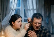 Žena se udala za gluhog muškarca koji je bio dvadeset godina stariji od nje, ali jednoga dana, dok mu je čistila uho, otkrila je nešto što ju je šokiralo.