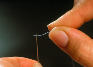 Četiri MILIONA ljudi ZAPREPASTIO je snimak koji pokazuje da cijeli život POGREŠNO uvlače konac u iglu! A možemo to da uradimo za SEKUND i to SMIJEŠNO lako