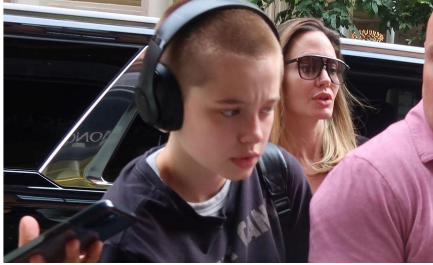 Ošišala se do glave i htela da bude muško, a sad svet ostavila bez teksta: Zbog najnovijeg izgleda ćerke Anđeline Džoli svima pale vilice - featured image Ošišala se do glave i htela da bude muško, a sad svet ostavila bez teksta: Zbog najnovijeg izgleda ćerke Anđeline Džoli svima pale vilice - featured image