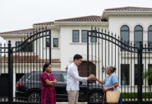 Sedamdesetogodišnja majka došla je kod sina po novac za lečenje. On joj je dao samo pakovanje testenine i oprostio se. Ali kod kuće, kada je otvorila paket, nije mogla da veruje svojim očima…