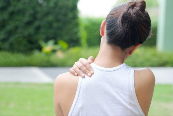 Nisu krivi geni i posao: Ako vas često bole ramena, evo koji emocionalni teret zapravo nosite na duši - featured image Nisu krivi geni i posao: Ako vas često bole ramena, evo koji emocionalni teret zapravo nosite na duši - featured image