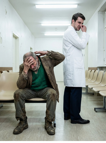 Arogantni doktor ponizio starca pred punom čekaonicom, ne sluteći koga je izbacio - featured image Arogantni doktor ponizio starca pred punom čekaonicom, ne sluteći koga je izbacio - featured image