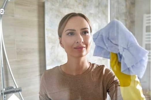 Evo kako ukloniti “tvrdu” prljavštinu sa stakla za tuš za jedan sat: Savjet koji vrijedi isprobati - featured image Evo kako ukloniti “tvrdu” prljavštinu sa stakla za tuš za jedan sat: Savjet koji vrijedi isprobati - featured image