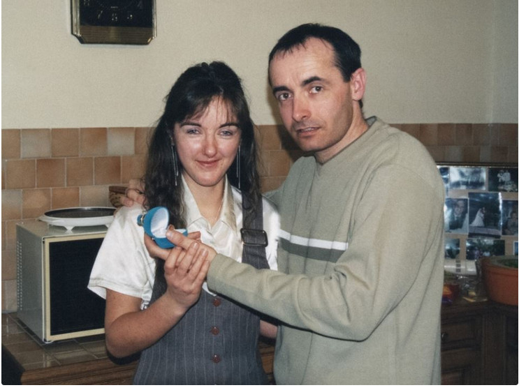 Marko iz Užica oženio 20 godina mlađu Albanku: Doveo je u selo, a ona zanemela od šoka kad je videla šta mu stoji u pasošu - featured image Marko iz Užica oženio 20 godina mlađu Albanku: Doveo je u selo, a ona zanemela od šoka kad je videla šta mu stoji u pasošu - featured image
