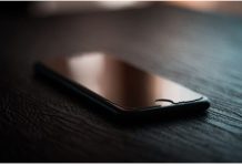 Mislili ste da vas vara ili da skriva poruke: Šta zapravo znači kada neko drži telefon okrenut ekranom nadole? Mislili ste da vas vara ili da skriva poruke: Šta zapravo znači kada neko drži telefon okrenut ekranom nadole? - featured image