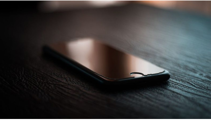 Mislili ste da vas vara ili da skriva poruke: Šta zapravo znači kada neko drži telefon okrenut ekranom nadole? - featured image Mislili ste da vas vara ili da skriva poruke: Šta zapravo znači kada neko drži telefon okrenut ekranom nadole? - featured image