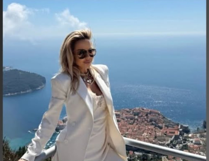 Najbogatija pevačica na Balkanu živi u tolikom luksuzu da ne zna šta je pegla: Kućni poslovi joj se gade, a sve je u životu postigla sama - featured image Najbogatija pevačica na Balkanu živi u tolikom luksuzu da ne zna šta je pegla: Kućni poslovi joj se gade, a sve je u životu postigla sama - featured image