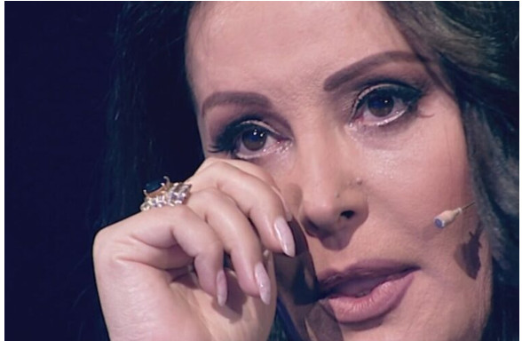 Dragana Mirković hitno prekinula nastup u Hrvatskoj, plače na bini: “Jako mi je loše…” - featured image Dragana Mirković hitno prekinula nastup u Hrvatskoj, plače na bini: “Jako mi je loše…” - featured image