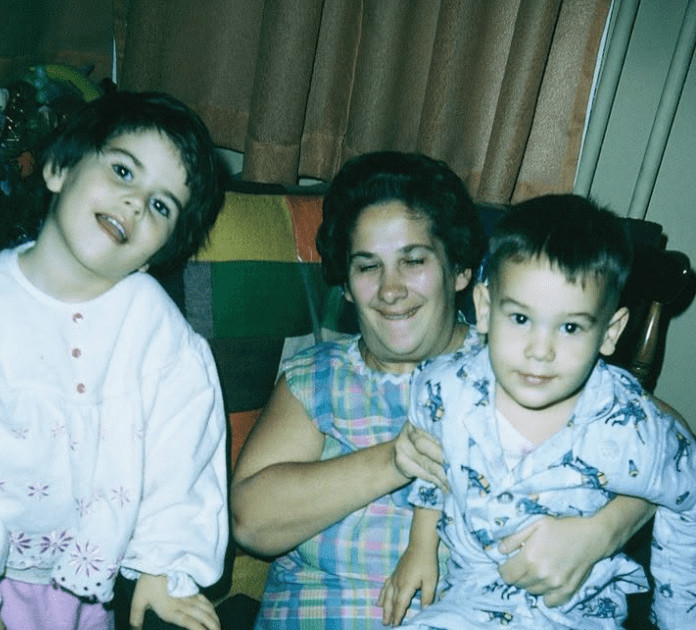 Njezin suprug snimio je posljednju fotografiju svoje žene i njihove djece — a zatim otkrio da je patila od stanja koje je već počelo mijenjati sve… - featured image Njezin suprug snimio je posljednju fotografiju svoje žene i njihove djece — a zatim otkrio da je patila od stanja koje je već počelo mijenjati sve… - featured image
