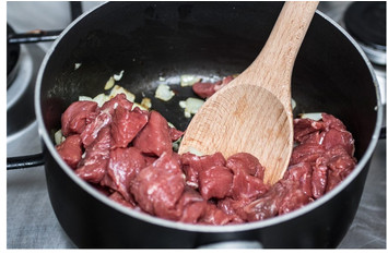 AKO JE MESO ŽILAVO OVO JE NAJBOLJI NAČIN DA GA OMEKŠATE - featured image AKO JE MESO ŽILAVO OVO JE NAJBOLJI NAČIN DA GA OMEKŠATE - featured image