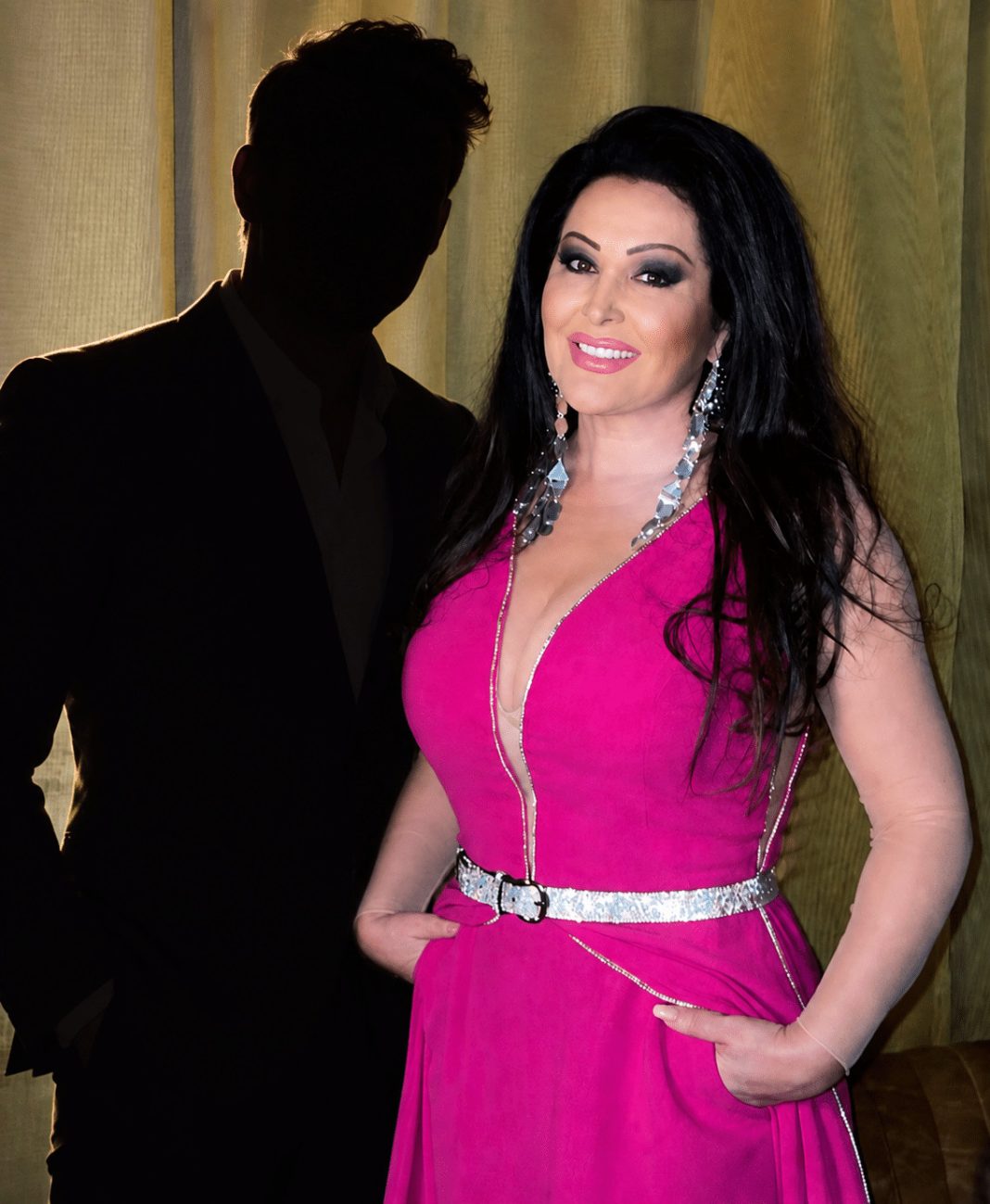 Dragana više neće biti sama, on D0LAZl u dvorac Ebenfur:MLAD I POZNAT PJEVAČ svi ga znate: sin joj može biti sram je biIo, zbog njega se i razvela pa okriviIa Tonija! - featured image Dragana više neće biti sama, on D0LAZl u dvorac Ebenfur:MLAD I POZNAT PJEVAČ svi ga znate: sin joj može biti sram je biIo, zbog njega se i razvela pa okriviIa Tonija! - featured image